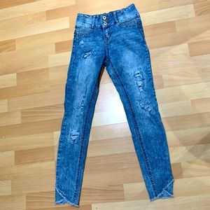 No Boundaries size 3  distresses Jeans